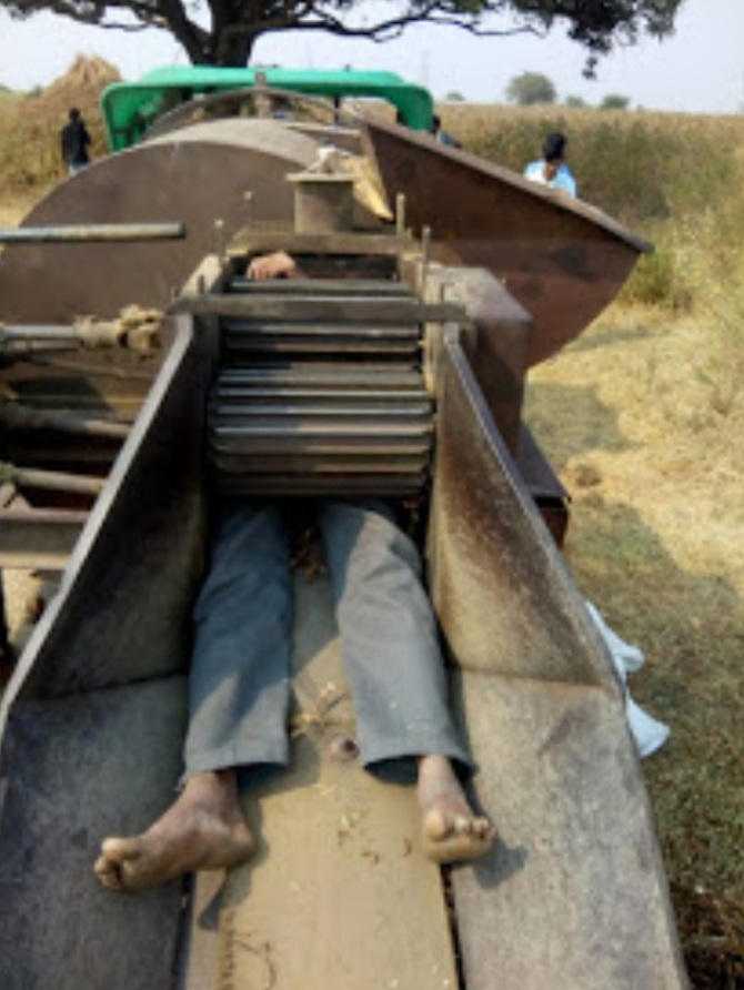 Read more about the article हरभरा  काढताना मळणीयंत्रात अडकून युवकाचा मृत्यू