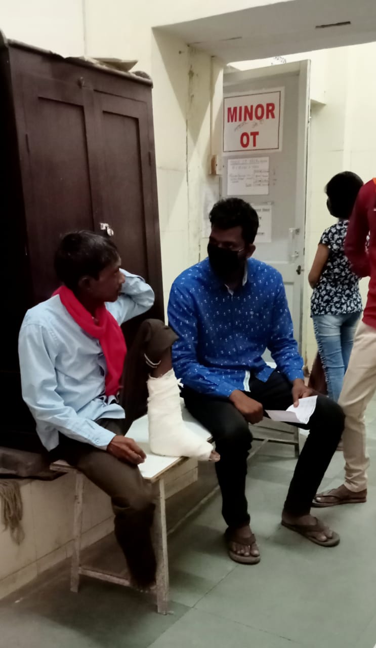 Read more about the article आर्थिक परिस्तिथी कमजोर, उपचाराअभावी मुकुटंबन येथील रुग्ण:- माहिती कळताच धावून गेला रुग्णसेवक मंगेश पाचभाई