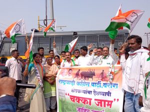 Read more about the article शेतकरी कायद्याविरोधात आंदोलनाला पाठिंबा देण्यासाठी राष्ट्रवादी काँग्रेसचे चक्का जाम आंदोलन