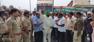 Read more about the article पांढरकवडा येथे शेतकरी समर्थनार्थ राष्ट्रीय महामार्ग 44 वर रस्ता रोको