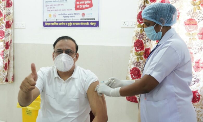 Read more about the article चंद्रपूर जिल्ह्यातील अधिकारी, जिल्हा पोलीस अधीक्षक यांना आज कोरोना लस देण्यात आली