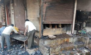 Read more about the article गोलबाजारात पुन्हा आगीचे तांडव ? – मध्यरात्री लावण्यात आली दुकानांना आग