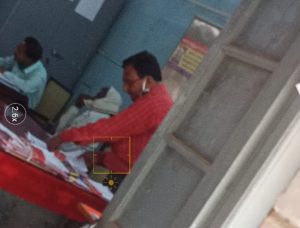 Read more about the article तहसील कार्यालयात विना मास्क कर्मचारी, मात्र कारवाई दुकानदारांवर?