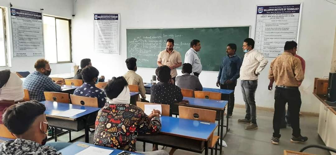 Read more about the article बल्लारपूर अभियांत्रिकी महाविद्यालयात मायनिंग च्या विद्यार्थ्यांची होणारी आर्थिक लुट थांबवा – मनसेची प्राचार्यांकडे मागणी.