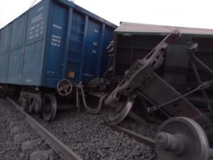 Read more about the article रेल्वे रूळावरून खाली,जीवितहानी टळली