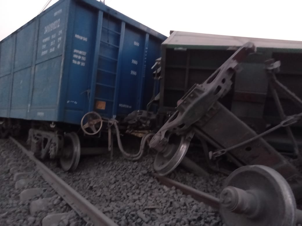 Read more about the article रेल्वे रूळावरून खाली,जीवितहानी टळली