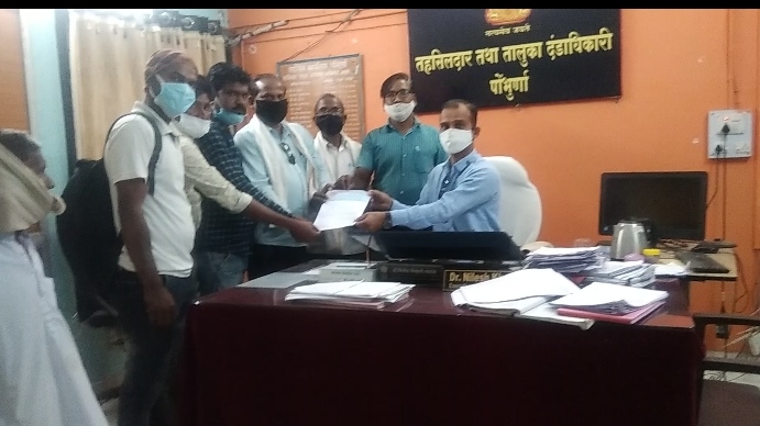 Read more about the article केंद्र सरकारने सन २०२० / २०२१ मध्ये कृषी विरोधी केलेले तीन कायदे व २००६ मध्ये काँग्रेस व राष्ट्रवादी काँग्रेस सरकारने कृषी विरोधी केलेला कॉन्ट्रॅक्ट फार्मिंग चा कायदा रद्द करा