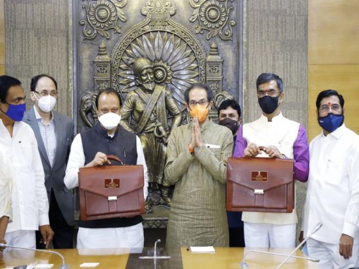 Read more about the article फडणवीसांनी दत्तक घेतलेल्या नाशिकला उपमुख्यमंत्री अजित पवार यांच्याकडून वाढीव निधी