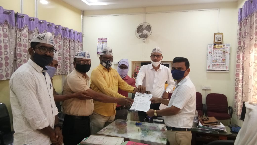 Read more about the article आप कडून कुचकामी शाळा फी आदेशाचा वीरोध , फी नियंत्रण अध्यादेशाची आपची मागणी! शिक्षण अधिकारी मार्फत शिक्षामंञी ला दिले निवेदन.