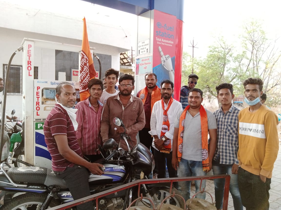 Read more about the article आर्णीमध्ये मनसेने दिले पेट्रोल १५रुपयांनी स्वस्त मनसे वर्धापनदिनानिमित्त मनसेची वाहनधारकांना अनमोल भेट