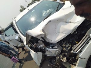 Read more about the article चिनोरा येथे एम आय डी सी रोड जवळ म्हशीने फोडली गाडी