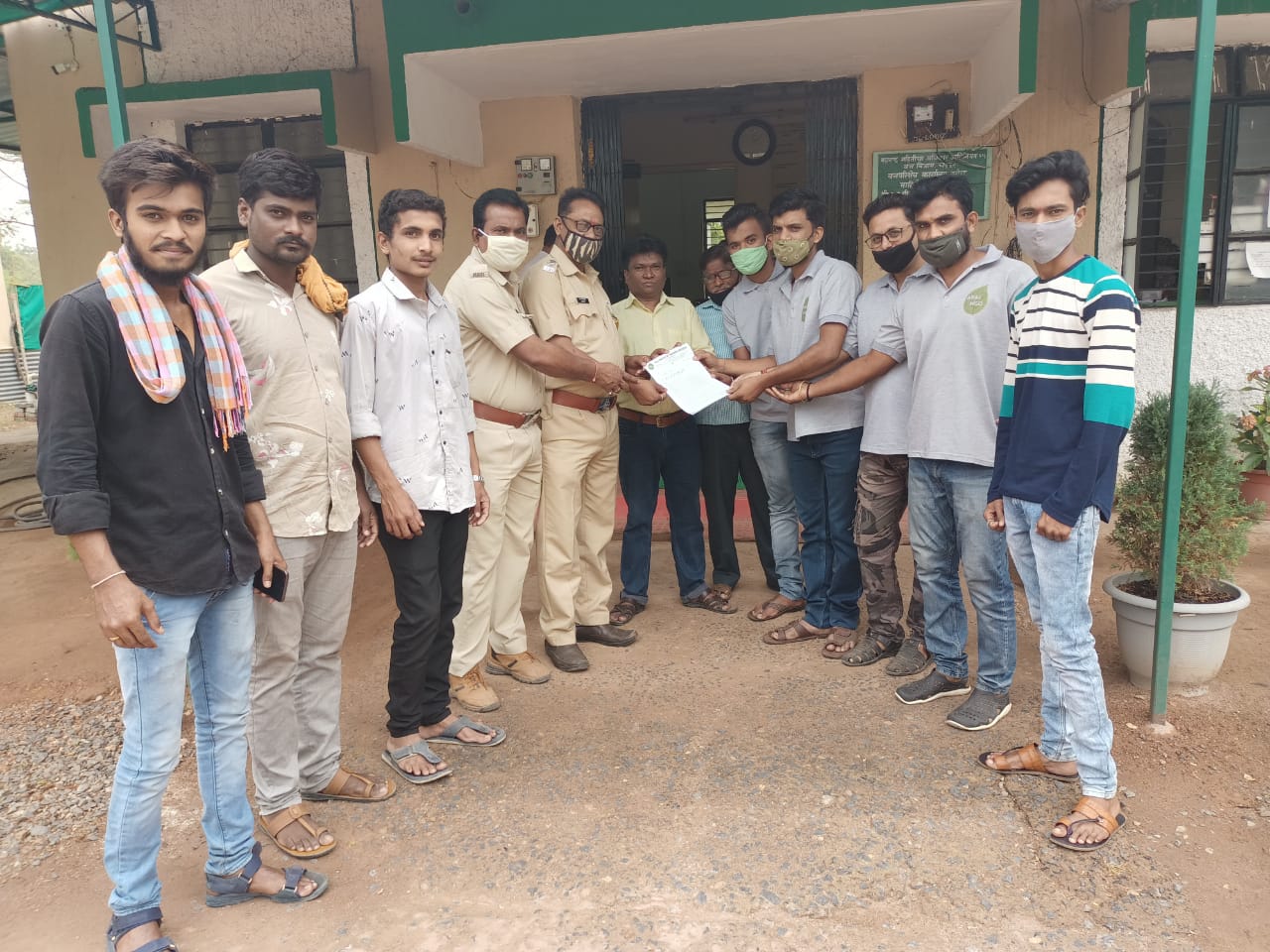 Read more about the article ऑल पीपल्स एडमायर सोसायटी वरोरा तर्पे सर्पमित्र काम बंद आंदोलन चे वनपरिक्षेत्र कार्यालय ला निवेदन