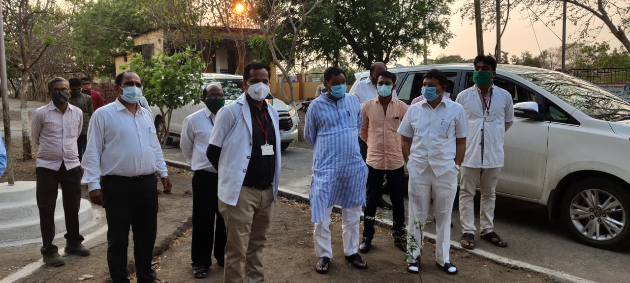 Read more about the article आमदार श्री.अशोक उईके व आमदार श्री.संजीवरेड्डी बोदकूरवार यांची प्राथमिक आरोग्य केंद्र पहापळ येथे धावती भेट
