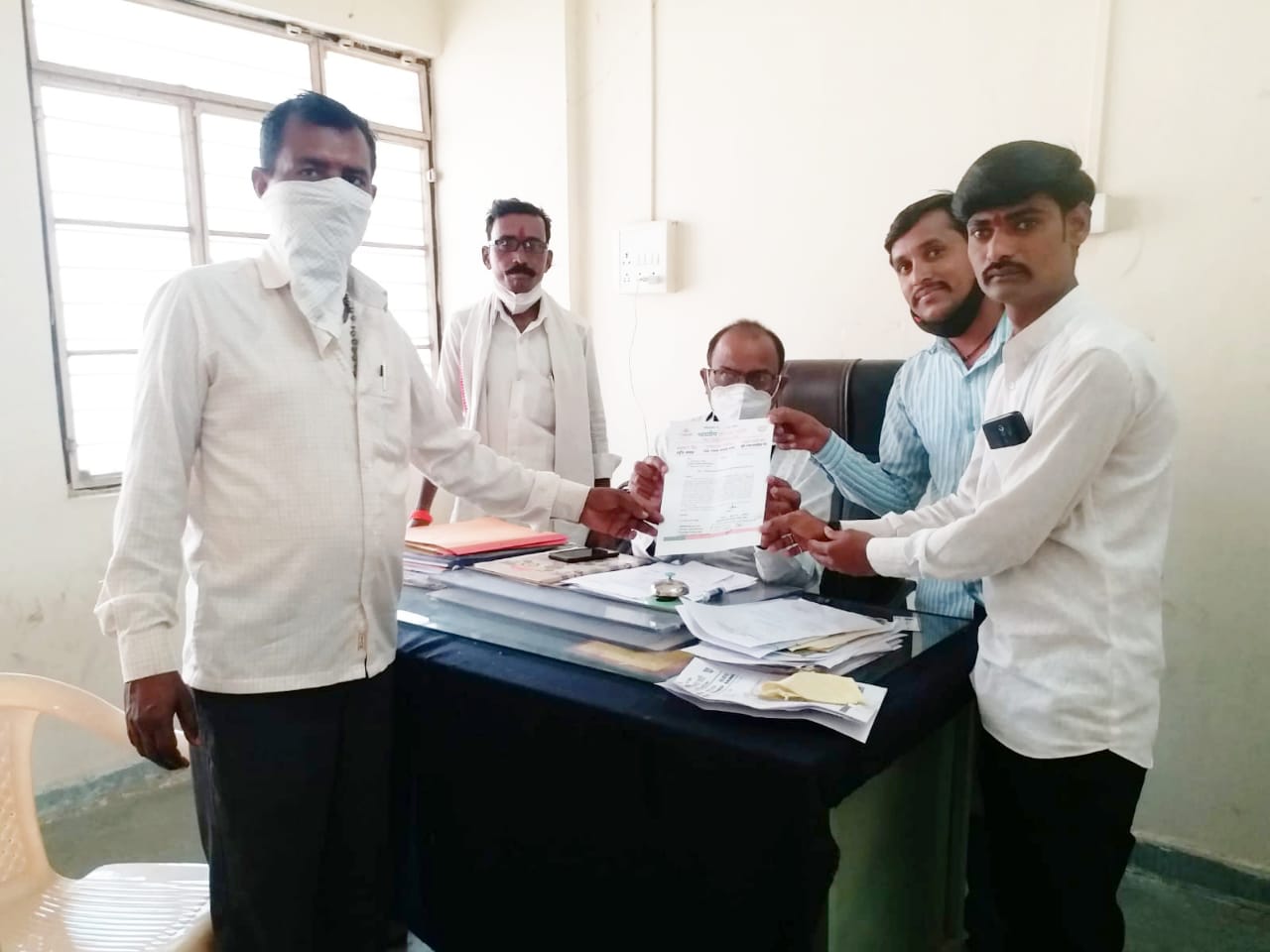 Read more about the article शासकीय कर्मचारी यांना मुख्यालयी राहणे बंधनकारक करा मोदी स्पोर्टर संघ यांची तहसीलदार यांना निवेदनाद्वारे मागणी