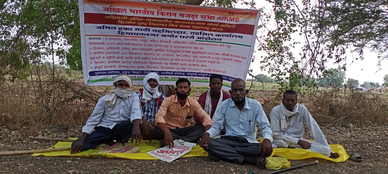 Read more about the article हिमायतनगर तहसिल कार्यालय समोर धरणे आंदोलनात न्याय न मिळाल्यास तिव्र आंदोलन करण्याचा ता.अध्यक्ष तुकाराम तांडेलवारन दिला इशारा