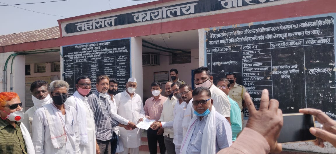 Read more about the article केंद्र सरकारच्या शेतकरी विरोधी कायदे रद्द करणे,गॅस डिझेल पेट्रोल ची झालेली दरवाढ मागे घेण्यासाठी काँग्रेस कमेटी मारेगाव कडून भव्य धरणे आंदोलन