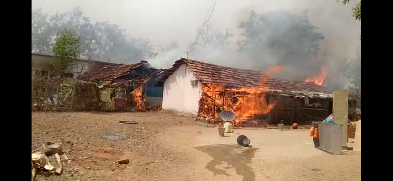 Read more about the article मोटेगाव येथे भीषण आग, 2 -3 तीन घराचे नुकसान