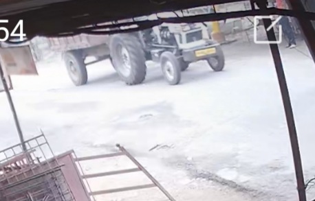 Read more about the article विनापरवाना रेती चे ट्रॅक्टर महसूल अधिकाऱ्यांने का सोडले? ट्रॅक्टर सोडण्यासाठी पैसे घेतल्याची चर्चा?