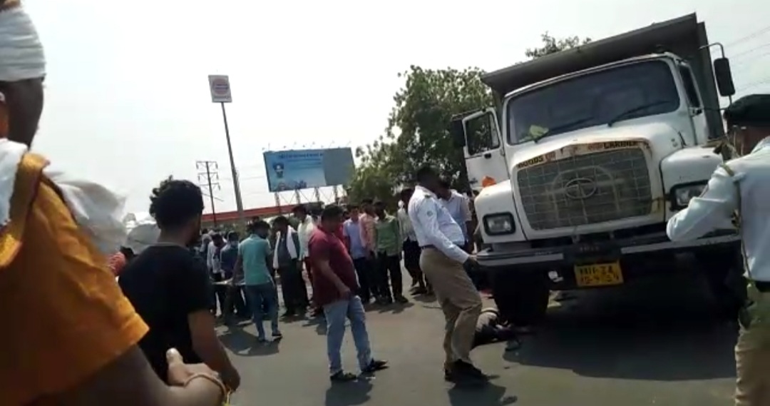 Read more about the article भीषण अपघात:आनंदवन चौकात  पेट्रोल पंप जवळ ट्रक व दुचाकी च्या अपघात दुचाकीचालकाचा घटनास्थळी मृत्यू