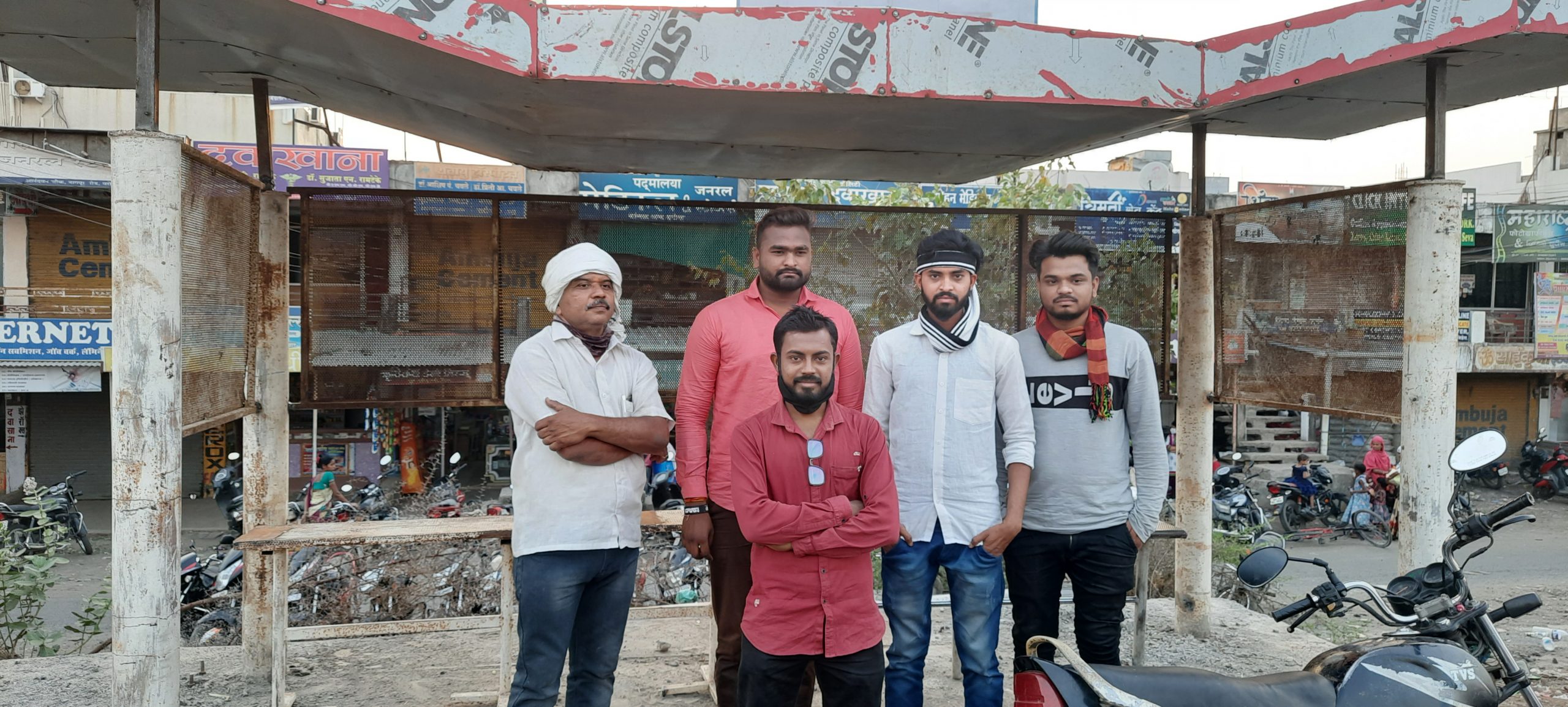 Read more about the article महाराष्ट्र नवनिर्माण सेनेच्या अभिनव आंदोलनाला यश आनंदवन चौकातील प्रवासी निवारा तयार