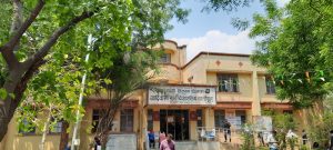 Read more about the article कोविड सेंटर वरोरा  ला व्हीआयपीना डायरेक्ट एन्ट्री,सर्वसामान्य नागरिकांन मात्र रांगेत