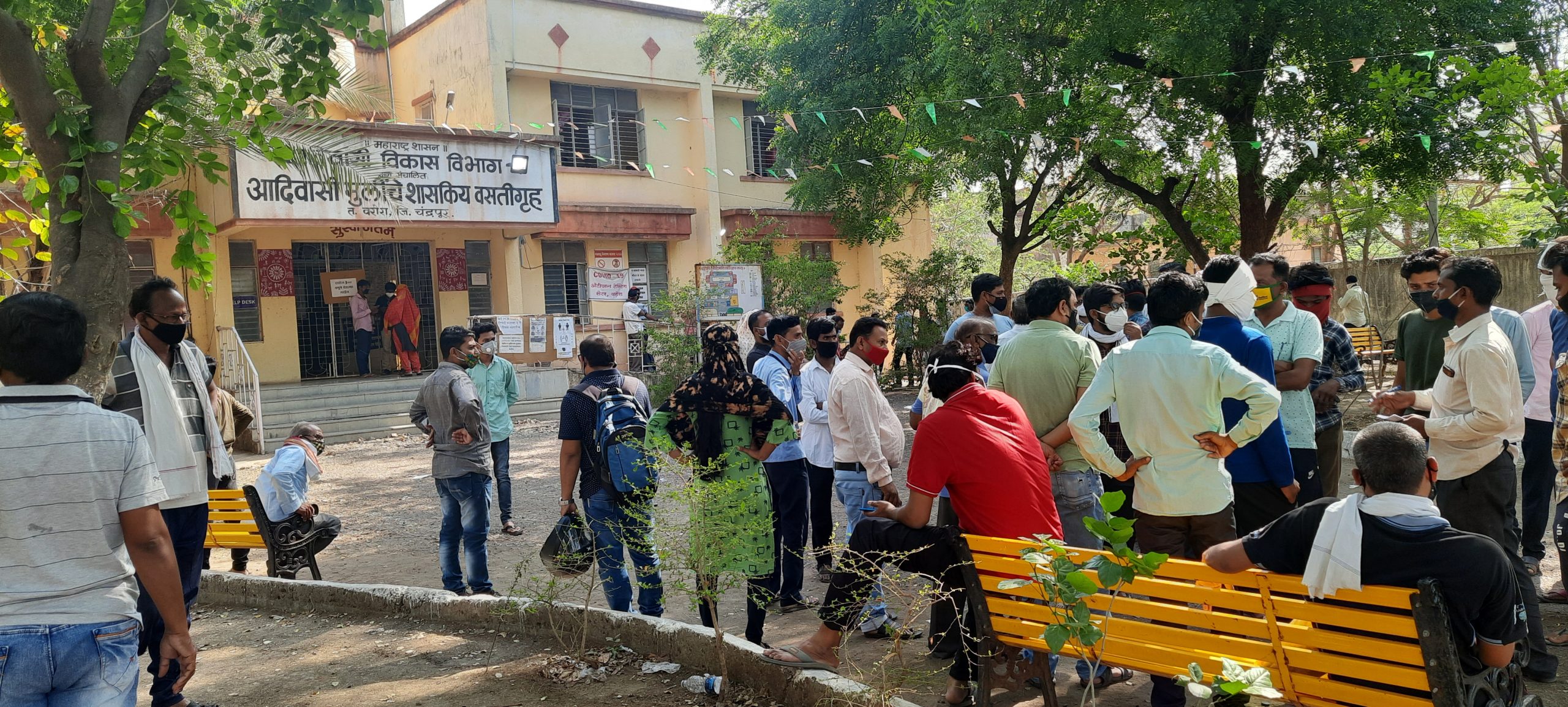 Read more about the article वरोरा कोविड टेस्टिंग सेंटर ला गोंधळ च गोधळ, कर्मचारी नागरिकांमध्ये बाचाबाची,काही वेळा साठी RTPCR टेस्ट बंद