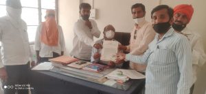 Read more about the article हिमायत्नगर कोविड सेंटरमध्ये असुविधेचा अभाव भाजपा तालुकाध्यक्ष यांचे तहसीलदार यांना निवेदन