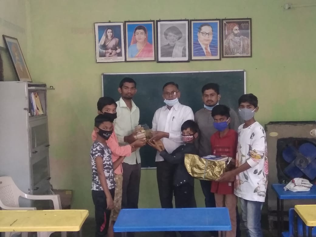 Read more about the article मधुकर बोबडे यांनी वाढदिवसानिमित्त वरुर रोड येथील वाचनालयाला दिली पुस्तके भेट