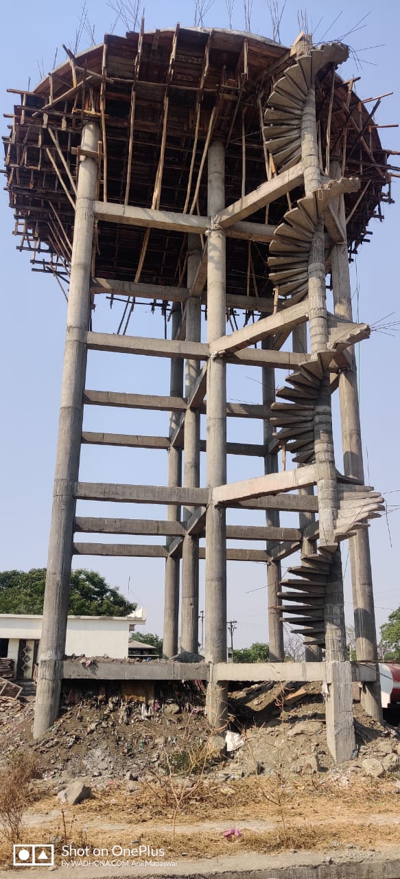 Read more about the article हिमायतनगरात पाणीपुरवठ्याच्या पाईपलाईनसाठी सिमेंट रस्ता फोडला;नागरिकांच्या अडचणीत भर पाण्याच्या टाकीचे काम अर्धवट, वरद विनायक मंदिराकडील टाकीला मुहूर्त मिळेना