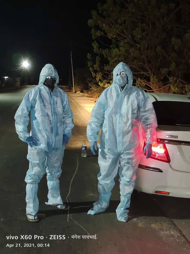 Read more about the article ऑक्सिजन लेवल कमी झालेल्या कोरोना रुग्णाला रुग्णवाहिका मिडत नसल्याचे कळताच चक्क स्वतः पी ,पी, इ किट घालून आपल्या चारचाकी वाहनाने त्या रुग्णाला आदिलबाद येथे ऑक्सिजन बेड करून दिला उपलब्ध