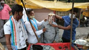 Read more about the article NSUI चे राष्ट्रीय सचिव मा. रोशनदादा बिट्टू (प्रभारी. बंगाल व उड़िसा ) यांच्या प्रमुख मार्गदर्शनात चंद्रपुरात ठीक ठिकाणी मास्क, फ़ेसशील्ड व सैनिटाइजर चे वाटप