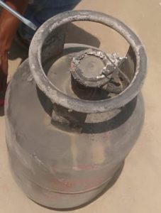 Read more about the article चाचोरा येथे गॅस सिलेंडर पेटून घराला लागली आग,सुरजभाऊ लेनगुरे व हनुमान वाढई बलने आदे परिवारांसाठी देवदूत