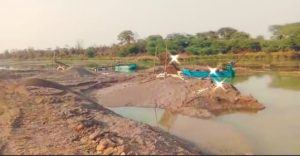 Read more about the article वाळू माफियांना कोणाचा आशीर्वाद?मांडगाव घाटावर पोकलेनद्वारे रेतीचे अवैध उत्खनन