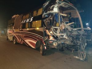 Read more about the article जाम चौक येथे ट्रॅव्हल्स व ट्रेलर यांच्यात भिंडत , मोठी हानी टळली,काही किरकोळ जखमी