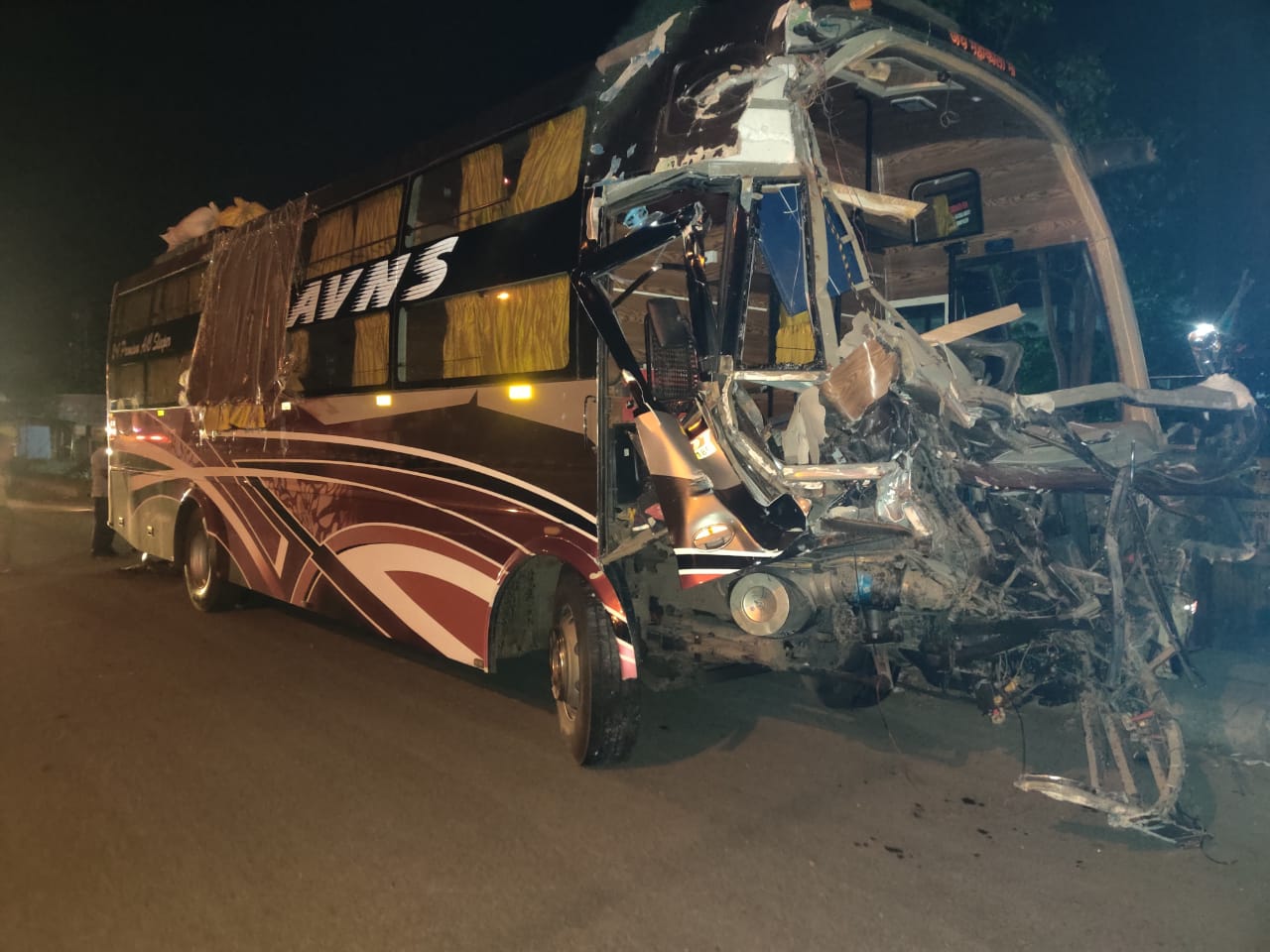 Read more about the article जाम चौक येथे ट्रॅव्हल्स व ट्रेलर यांच्यात भिंडत , मोठी हानी टळली,काही किरकोळ जखमी