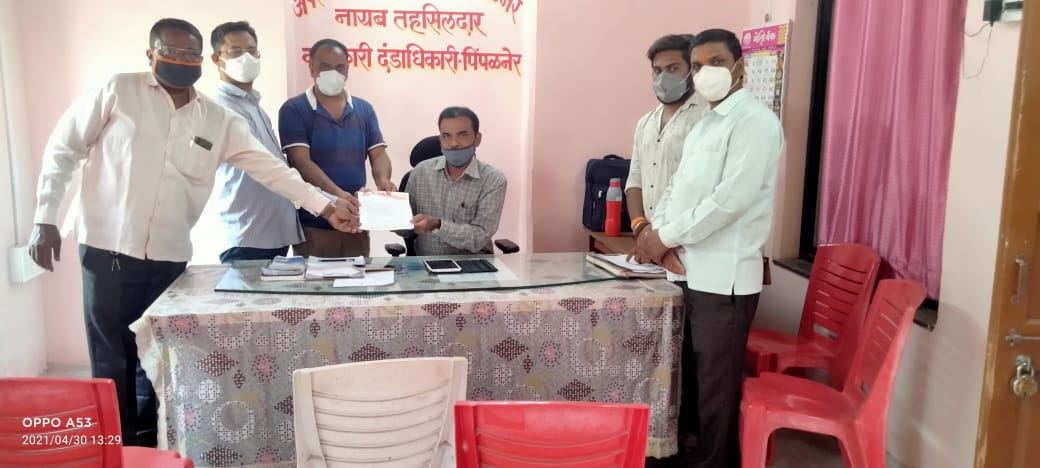 Read more about the article कोरोना लसीकरण केंद्र वाढून मिळण्याबाबत शिवसेना,(पिंपळनेर शहर) तर्फे निवेदन