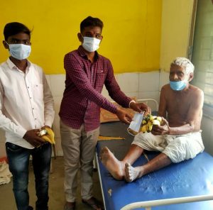 Read more about the article पत्रकार राहुल वऱ्हाडे यांच्या वाढदिवसानिमित्त रूग्णांना व वृध्दांना फळ व मास्क वाटप