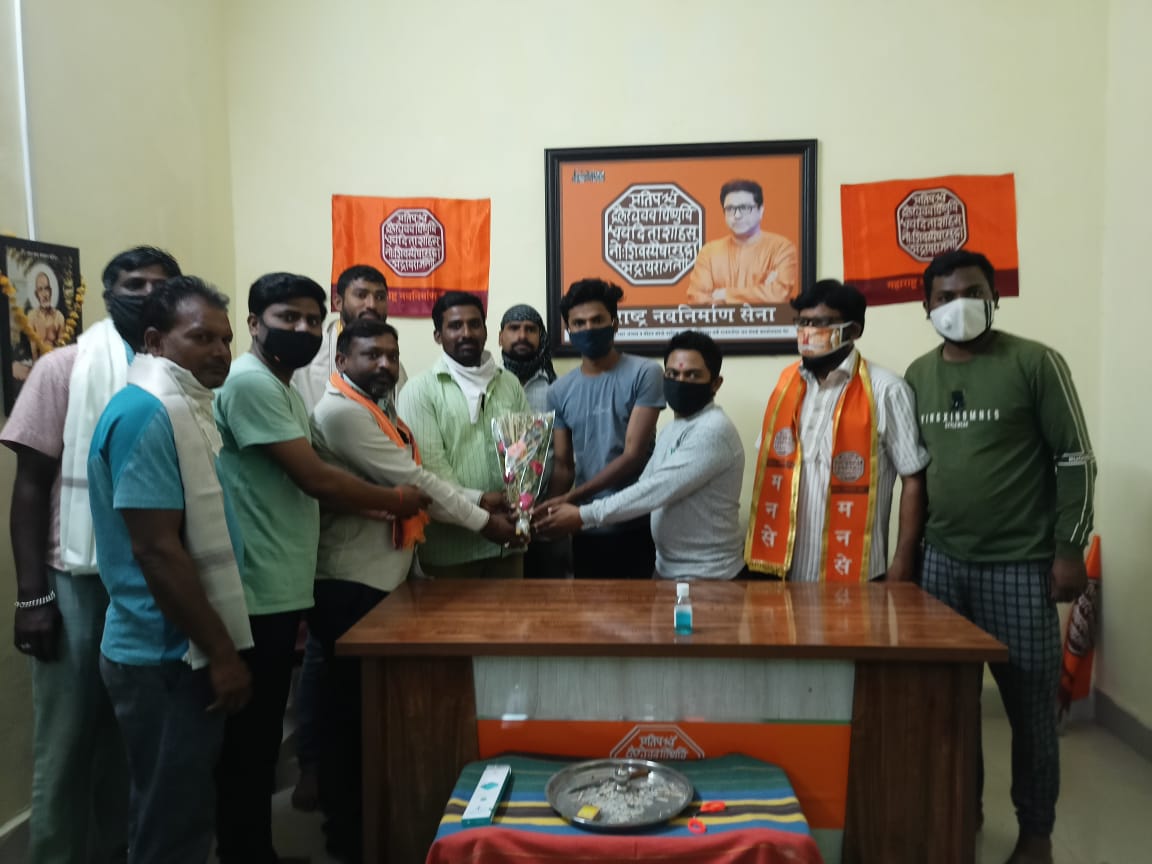 Read more about the article कामगारदिनी माथाडी कामगारांचा मनसेच्या वतीने सत्कार