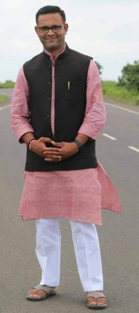 Read more about the article कोरोनासारख्या भयंकर आजाराच्या वेळी एका फोनवर हजर होणारे रितेश भरूट