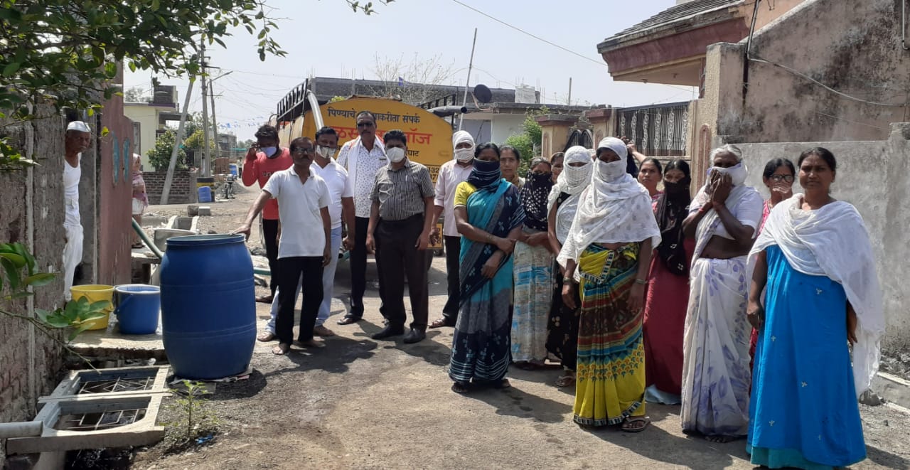 Read more about the article पाणी टंचाई नगर परिषद हिंगणघाट कोमात ,डाॅ उमेश वावरे यांनी केले पाण्याचे वाटप