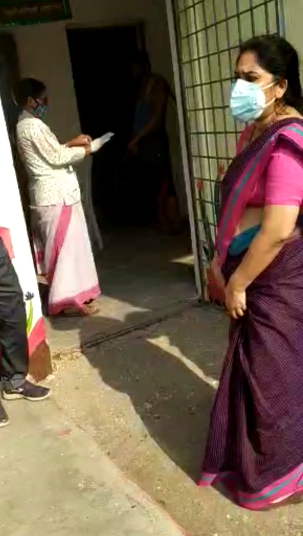 Read more about the article उब्दा येथील आरोग्य केंद्राला जिल्हाधिकारी प्रेरणा देशभ्रतार यांची भेट जिल्हाधिकारी