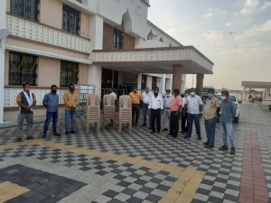 Read more about the article राळेगांव शहर काँग्रेस पक्षाच्या वतीने पन्नास खुर्च्या कोवीड सेंटर ला सस्नेह भेट