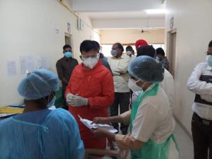 Read more about the article खासदार बाळूभाऊ धानोरकर यांची कोविड  सेंटर ला भेट ,भेट देत घेतला परिस्थिती चा आढावा