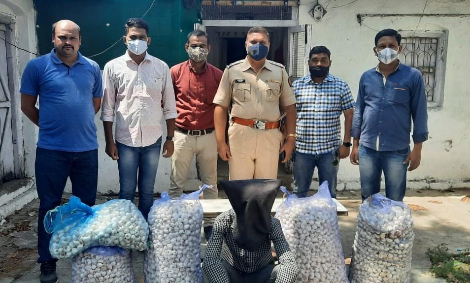 Read more about the article शेतातील चोरी गेलेला 5 पोते  लसनासह आरोपी ताब्यात,24 तासाच्या आत आरोपी अटकेत