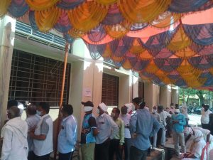 Read more about the article लसीकरण केंद्रावर नागरीकाची गर्दी प्रशासनाने लक्ष देण्याची गरज