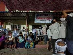 Read more about the article कोविड 19 च्या लसीकरणाच्या टोकन साठी नागरिक रात्री 12 वाजता रांगेत,कोरोनाच्या नियमांची पायमल्ली