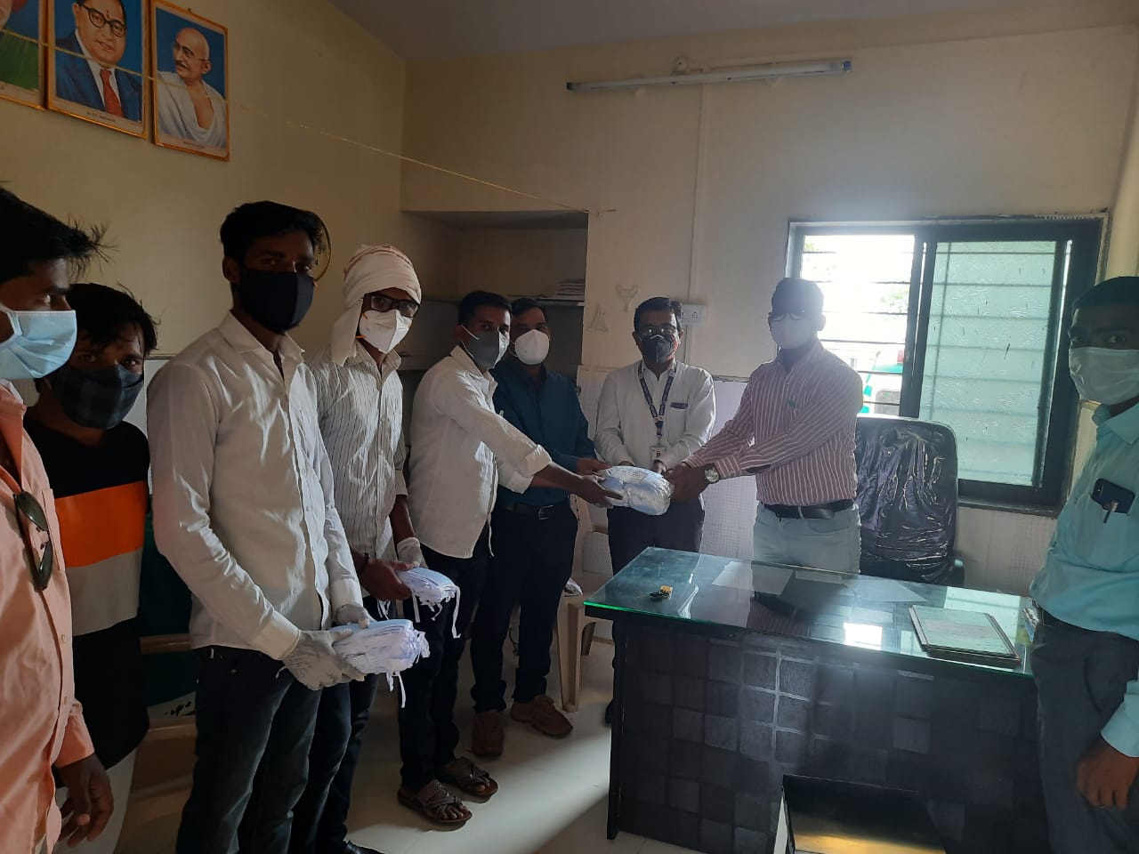 Read more about the article देवानंद देशमुख मित्र मंडळाकडून मास्क सॅनेटायझरचे वाटप