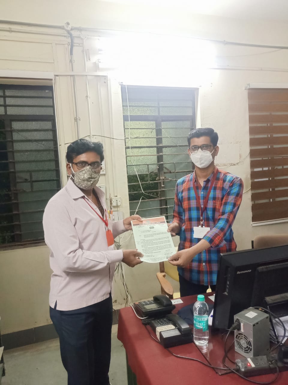 Read more about the article महाराष्ट्र नवनिर्माण सेनेच्या वतीने टाळेबंदीच्या पाश्वभूमी शासनाने घोषित केलेल्या अन्नधान्य पुरवठा त्वरित वितरित करणे बाबत निवेदन