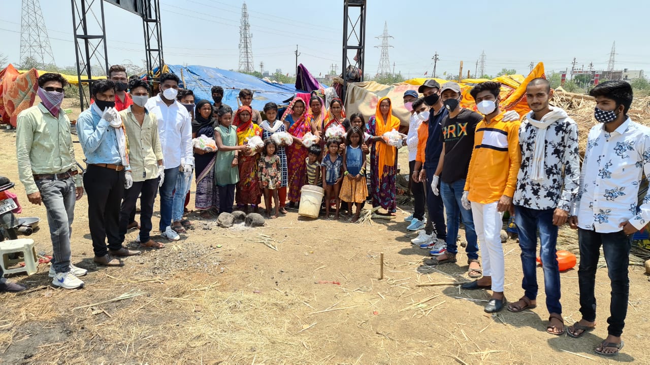 Read more about the article हिंदू धर्म रक्षक छत्रपती संभाजी महाराज जयंती निमित्त छावा ग्रुप वरोरा तर्फे गरिबांना धान्य किट वाटप