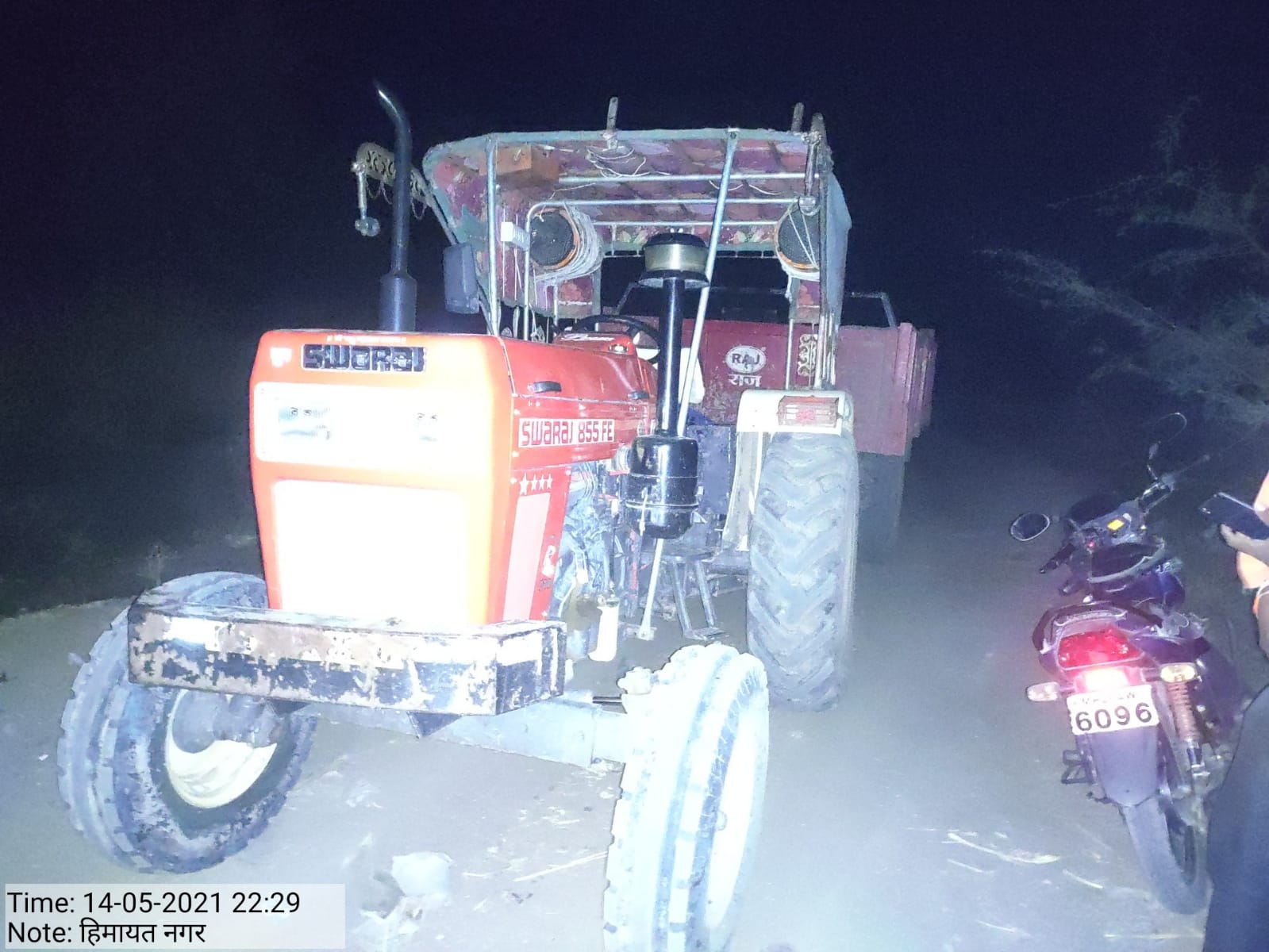 Read more about the article हिमायतनगर तालुक्यातील विरसणी येथील नदीपात्रातून अवैध रेतीचा उपसा सुरू